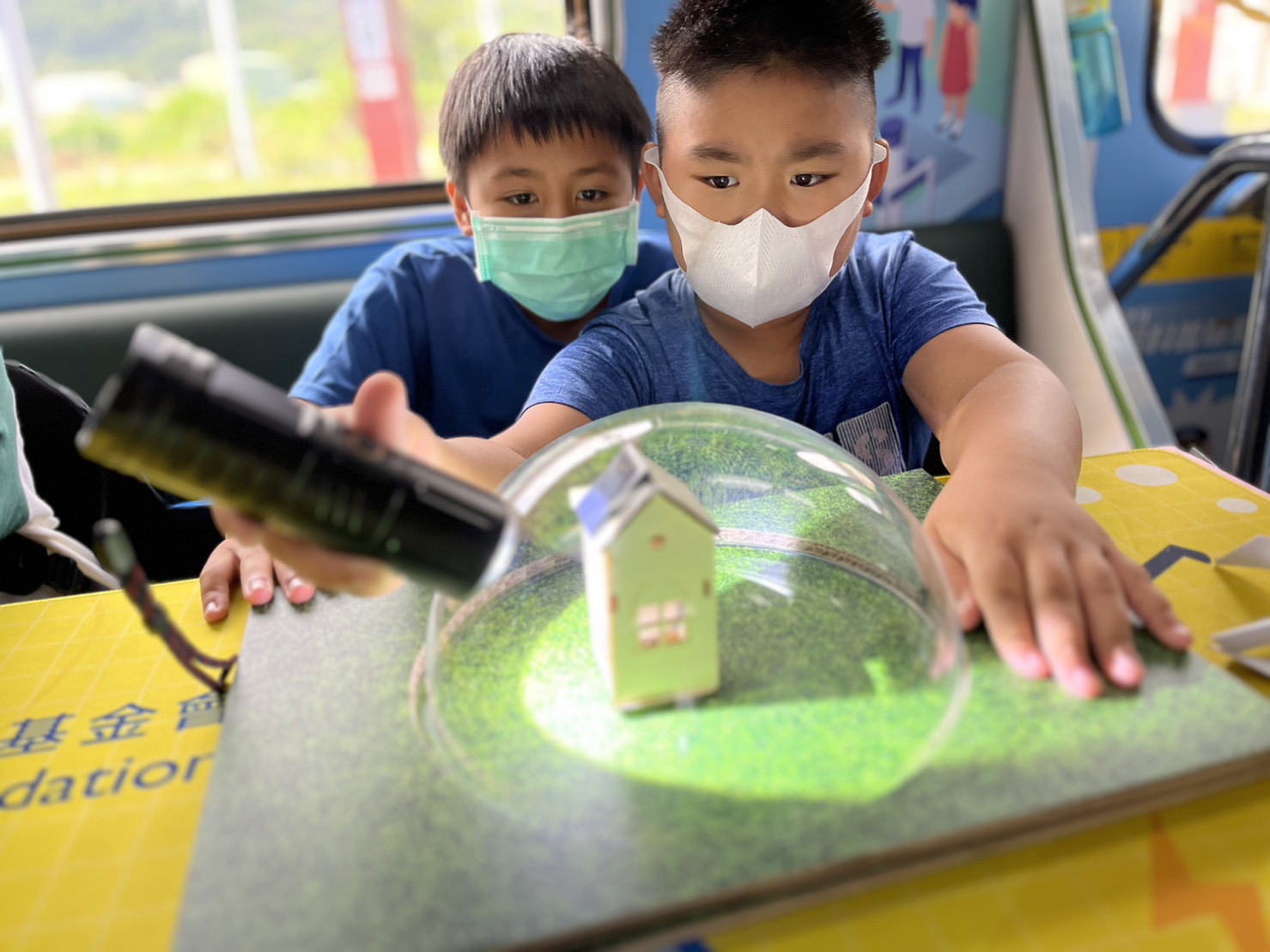 pg官网入口參與基礎科學主題車廂，以STEAM教學精神，設計「逐日科學家」、「太陽能工程師」以及「淨零建築師」三大能源科普課程和實驗