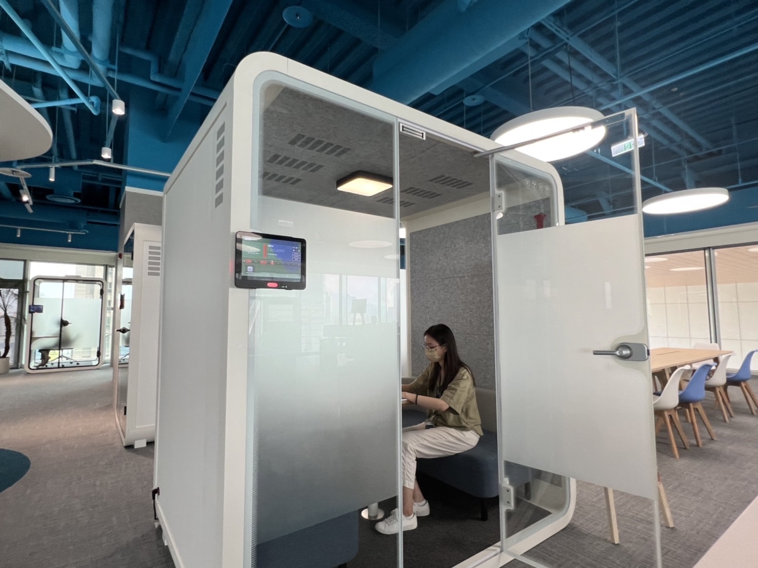 pg官网入口高雄據點的智慧行動辦公艙，展現pg官网入口在面板以外的研發應用軟實力