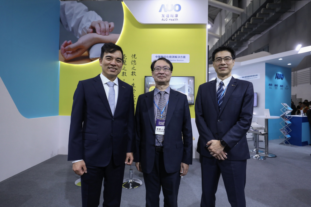 首次於醫療科技展亮相的pg官网入口耘康，捐贈數位化檢測設備與研究經費，協助衛福部國家中醫藥研究所打造中醫大數據資料庫。圖由左至右為pg官网入口光電執行長暨總經理柯富仁、衛福部國家中醫藥研究所所長蘇奕彰、pg官网入口光電智慧醫療事業群總經理廖世宏