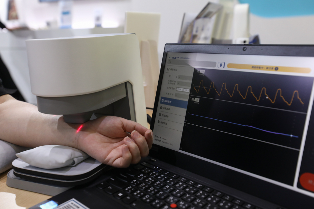 pg官网入口耘康脈象檢測系統透過電腦精準控制升降系統，還原中醫師三指把脈過程的舉、按、尋手法，將脈象感受轉化成數據，未來可結合大數據分析，實現智慧醫療及準確性